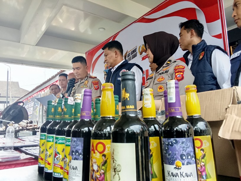 Polres Ciamis Musnahkan 300 Botol Miras Hasil Razia Agustus, 52 Botol Lain Masih Disimpan sebagai Barang Bukti