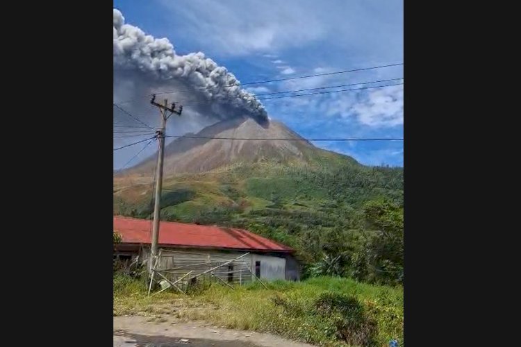 Gunung Sinabung Erupsi dengan Abu Setinggi 3,5 Km, Wisatawan Dilarang Masuk Radius 3 Km