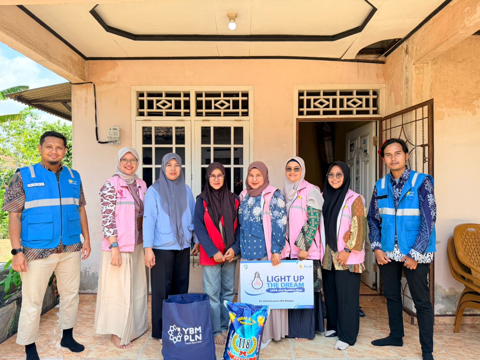 PLN Resmi Berikan Meteran Listrik Mandiri untuk Gayatry, Warga Pangkalpinang Lewat Program Light Up The Dream