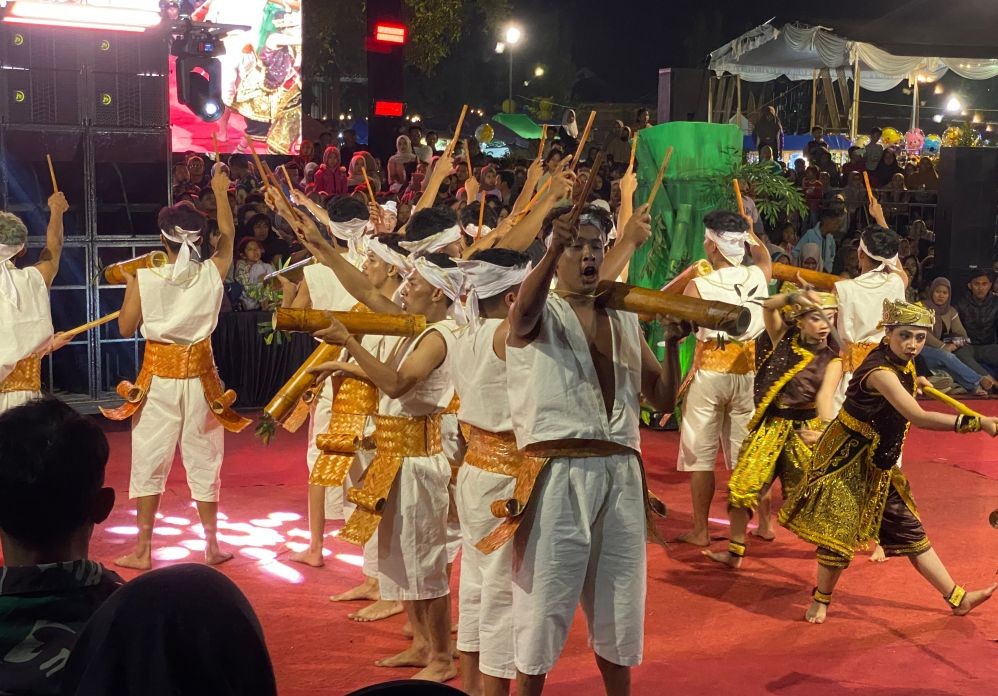 Festival Ronthek Pacitan Raih KEN, Arak-arakan Bambu Raksasa Malam Hari