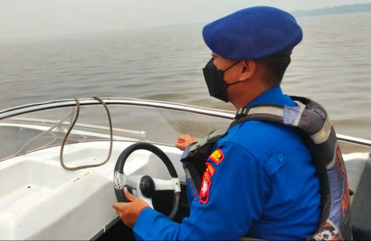 Kabut Asap Karhutla Turunkan Jarak Pandang di Sungai Kapuas Mempawah hingga 300 Meter, Polisi Imbau Nakhoda Kurangi Kecepatan