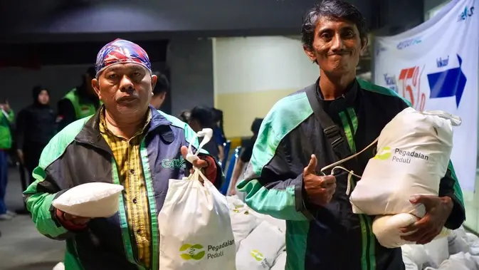 Pegadaian Bagikan 1.000 Paket Sembako untuk Pengemudi Ojol