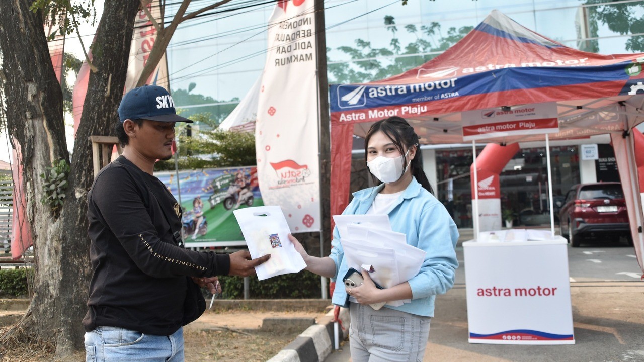 Astra Motor Sumsel Bagikan 5.000 Masker ke Warga Palembang Akibat Kabut Asap Karhutla, Ini Kata Manajemen