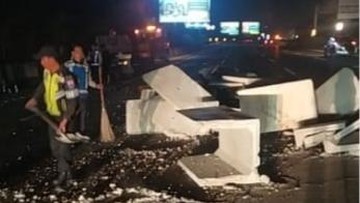 Truk Beton Terguling di Tol Jagorawi, Tronton Penabrak Kabur