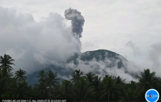 Gunung Ibu di Halmahera Maluku Utara Erupsi Selasa Pagi, Kolom Abu Capai 1.825 Meter di Atas Permukaan Laut