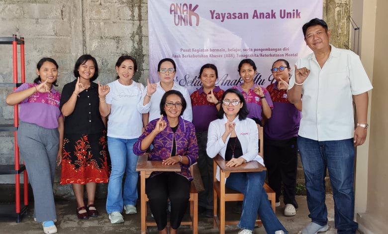 YKWA Donasikan Kursi, Meja, dan Sembako untuk 60 Lebih Siswa Berkebutuhan Khusus di Gianyar