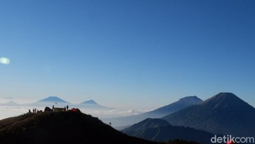 Gunung Prau Pertegas Larangan Perbuatan Tak Senonoh, Pendaki Nakal Terancam Sanksi