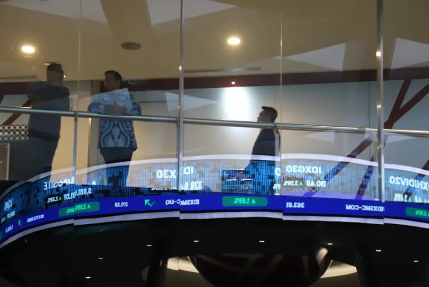 OJK Denda 22 Emiten Rp74 Miliar, dari Bakrie Telecom hingga Produsen Sari Roti