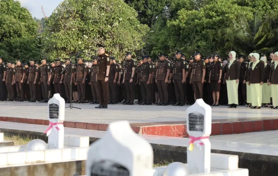 Kejati Maluku Utara Gelar Ziarah di TMP Banau Ternate Jelang HUT ke-80, Kibarkan Semangat Pengabdian