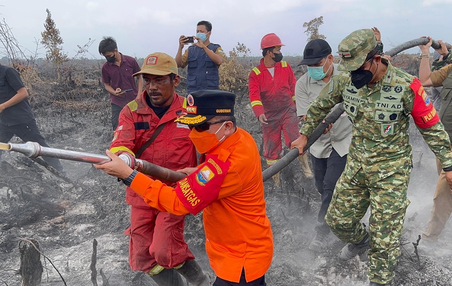 Masih Aktif, Karhutla Pulau Mentaro Muaro Jambi Belum Padam, Danrem 042/Gapu dan Gubernur Jambi Turun ke Titik Api