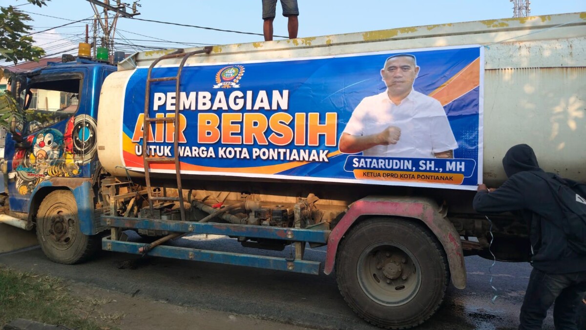 Ketua DPRD Pontianak Satarudin Salurkan Bantuan Air Bersih untuk 170 Jiwa di Pontianak Utara Saat Kemarau