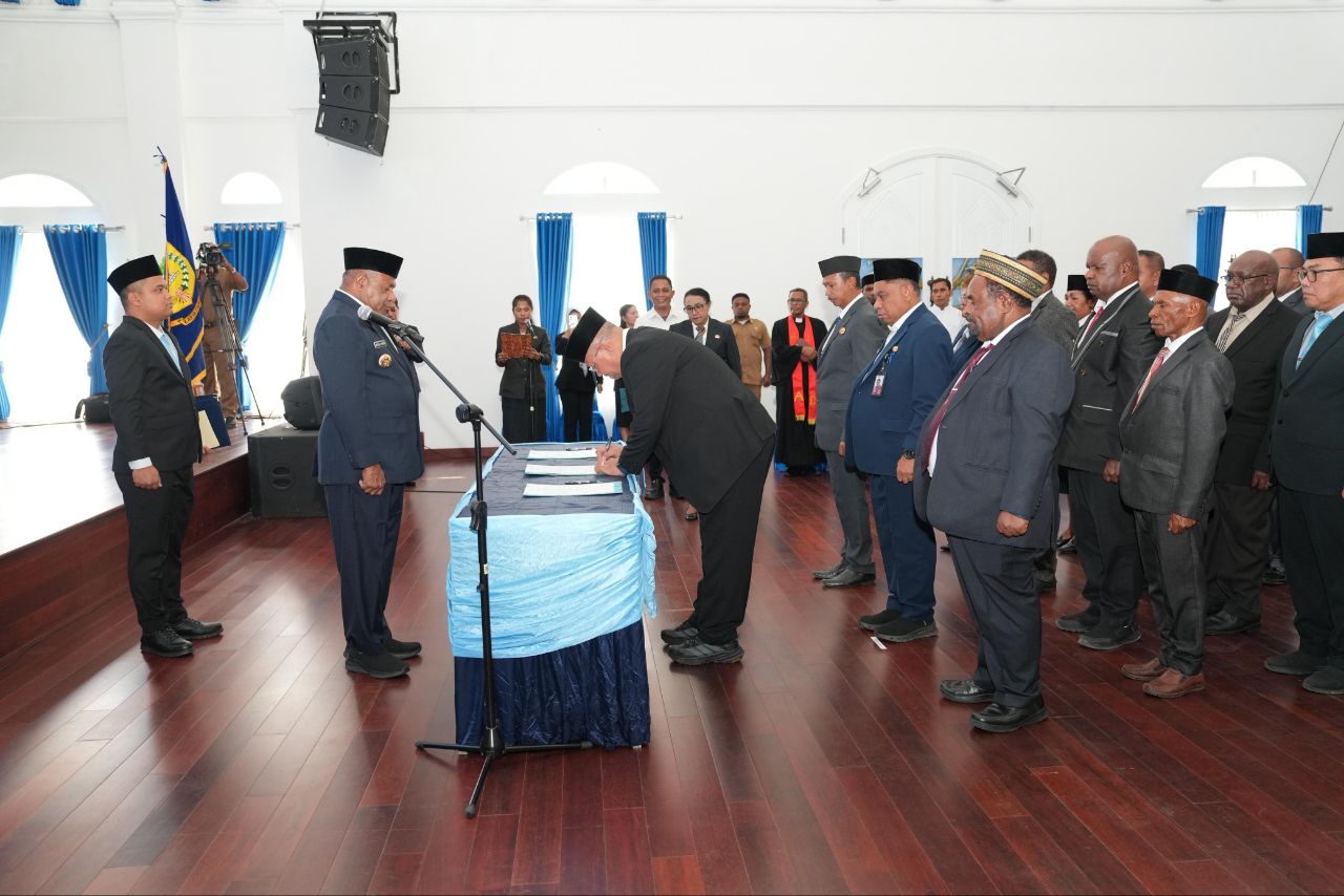 Pemprov Papua Target 85-90 Persen Program Tuntas November, Gubernur Fakhiri Lantik 16 Pejabat