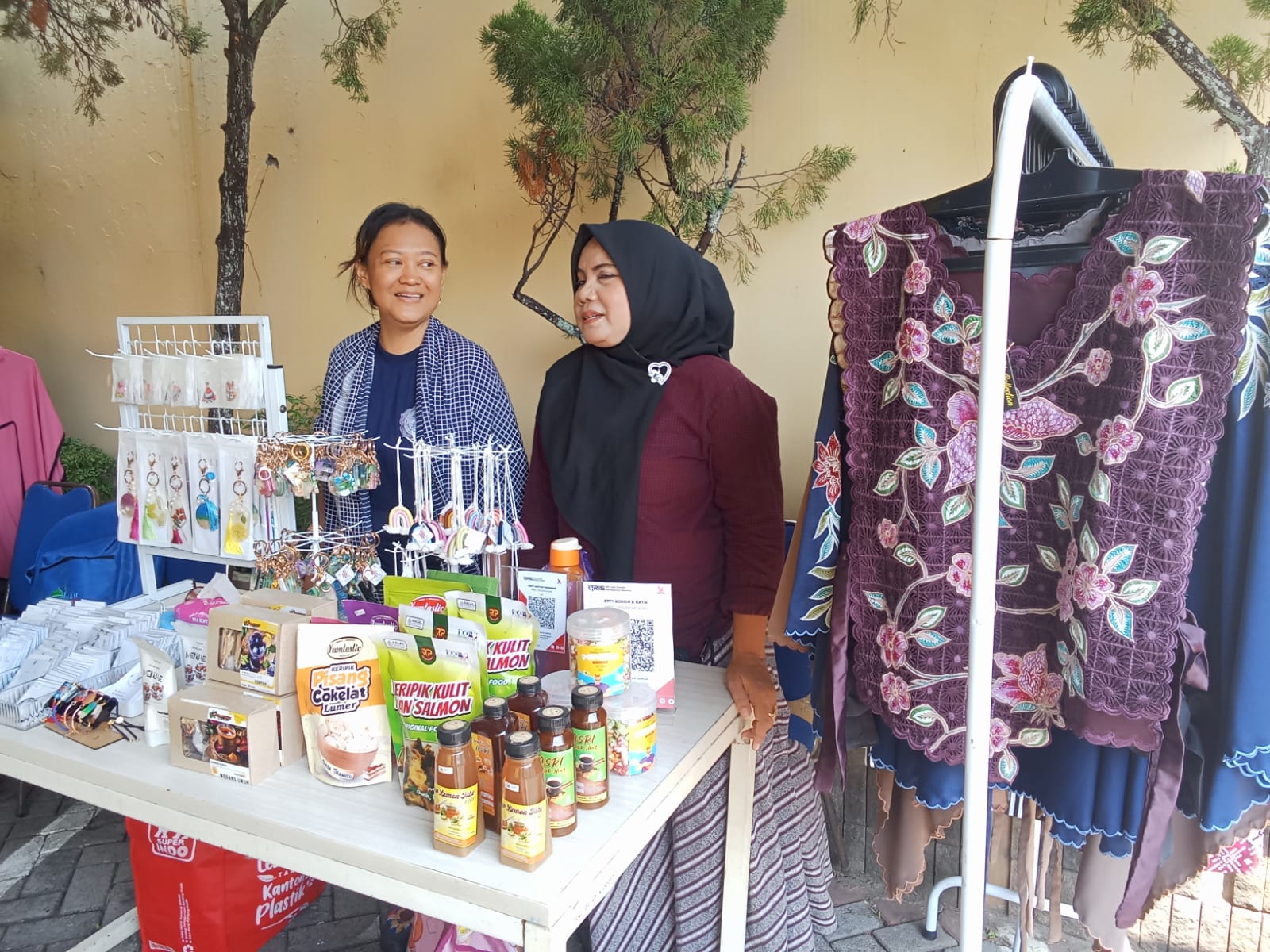 UMKM Pekalongan Ramaikan Pencairan Gaji Pensiunan dengan Bazar dan Karaoke