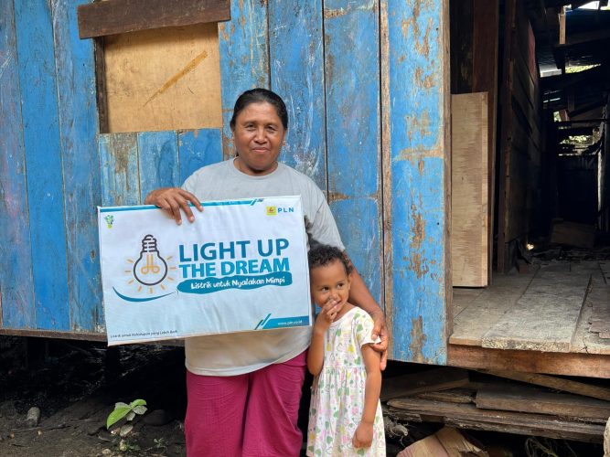 PLN Papua dan Papua Barat Aliri Listrik 50 Keluarga Prasejahtera, Total 3.084 Rumah Kini Terang