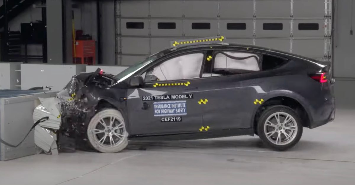 Kecelakaan Fatal Tesla Autopilot Tersembunyi di Balik Laporan yang Diredaksi