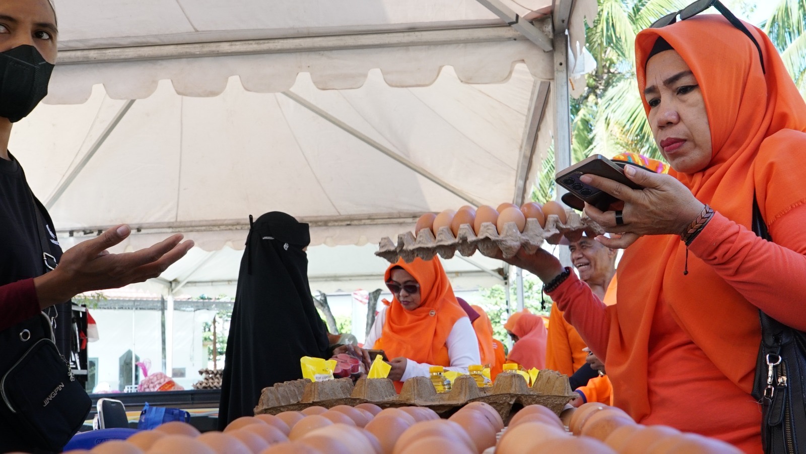 TVRI Sultra dan Pemkot Kendari Gelar Gerakan Pangan Murah Dua Hari, Warga Serbu Beras hingga Minyak Goreng di Halaman Kantor
