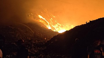 Lurah Mojosongo Ungkap Kondisi Terkini Kebakaran TPA Putri Cempo Solo Malam Ini