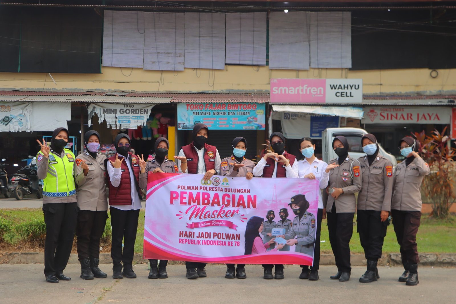 Polwan Polresta Bulungan Bagikan 10 Kotak Masker Gratis di Pasar Induk Tanjung Selor Antisipasi Kabut Asap