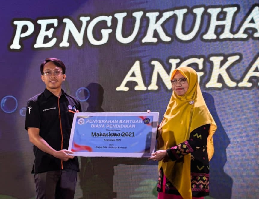 274 Mahasiswa Baru Fakultas Kedokteran Unismuh Makassar Dikukuhkan, Alumni Salurkan Bantuan Pendidikan untuk Angkatan 2021