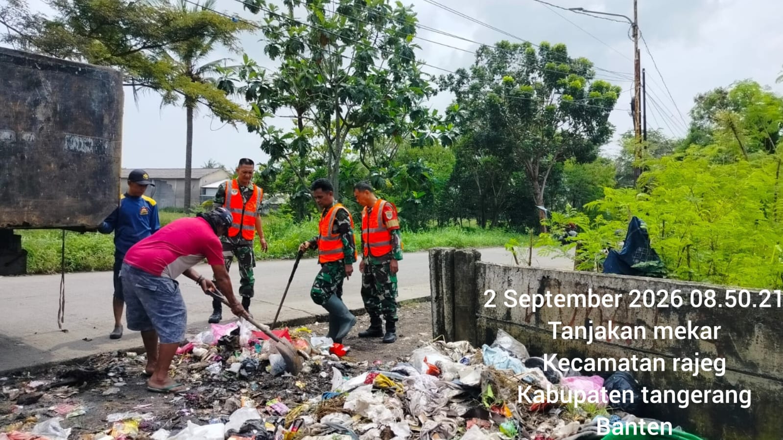Satgas Sampah Kodim 0510/Tigaraksa Bersihkan Tumpukan Sampah di Tanjakan Mekar, Warga dan DLHK Dilibatkan