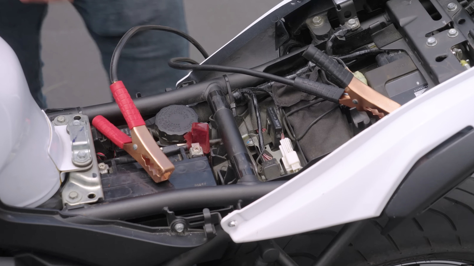 Jumper Pakai Aki Mobil untuk Motor Mati: Ini Langkah yang Benar dan Aman