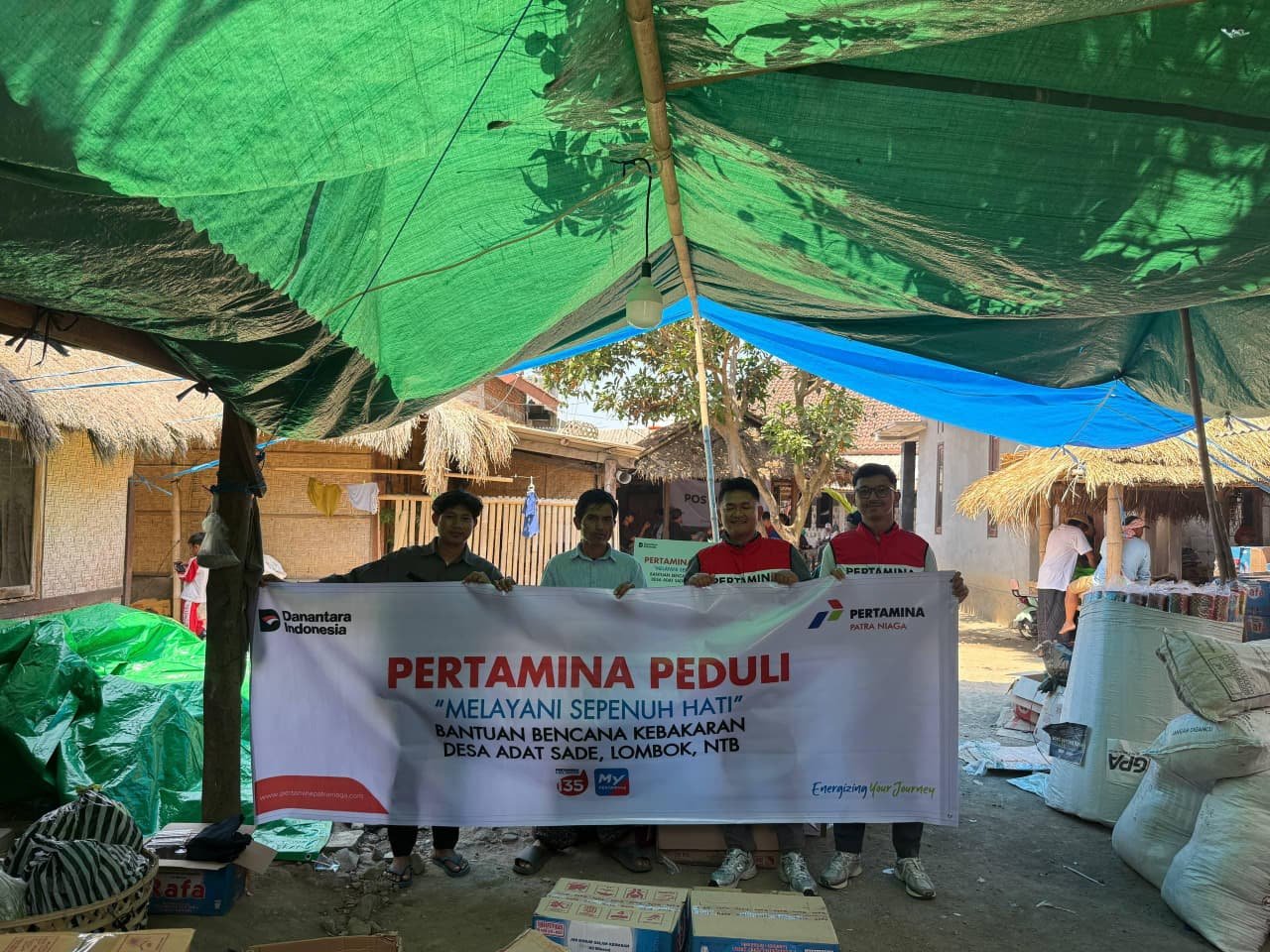Pertamina Patra Niaga Salurkan Bantuan ke Warga Dusun Adat Sade Lombok Tengah Pascakebakaran