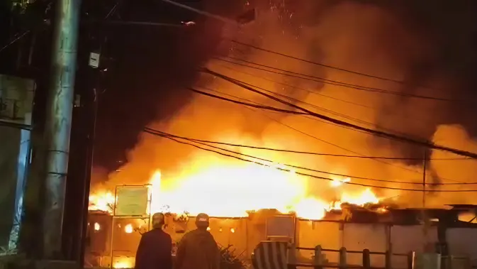 Kebakaran Melanda Pasar Pa'baeng-Baeng, 22 Kios Hangus Terbakar