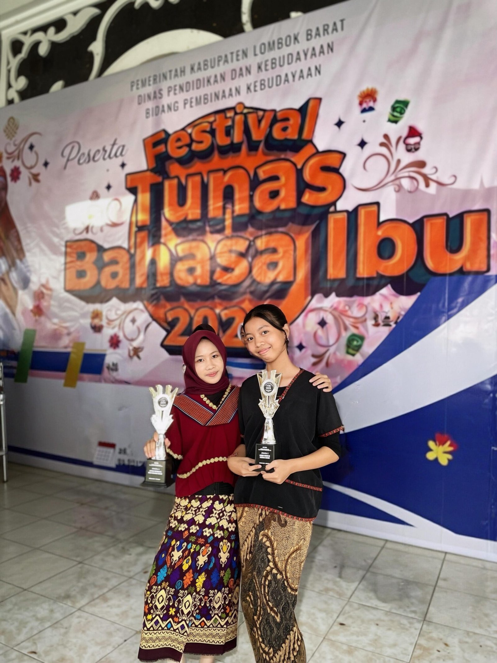 Dua Siswi SMPN 1 Narmada Juara 1 Festival Bahasa Ibu Lombok Barat, Satu di Cabang Puisi dan Satu di Aksara