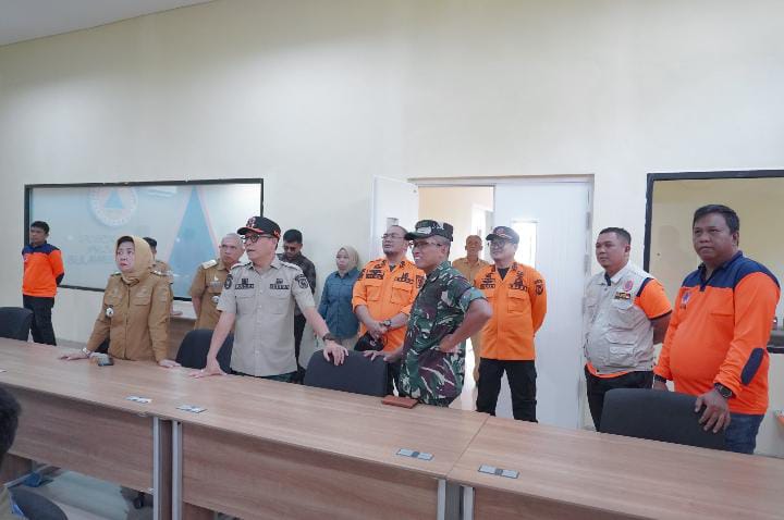 Sekda Sulbar Junda Maulana Tinjau Command Center Pusdalops BPBD, Fokus pada Karhutla dan Kekeringan