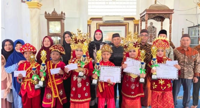 Wabup Bangka Selatan Debby Vita Dewi Hadiri Khataman Al-Qur'an dan Maulid Nabi di Desa Bencah, Ajak Tanamkan Nilai Agama Sejak Dini