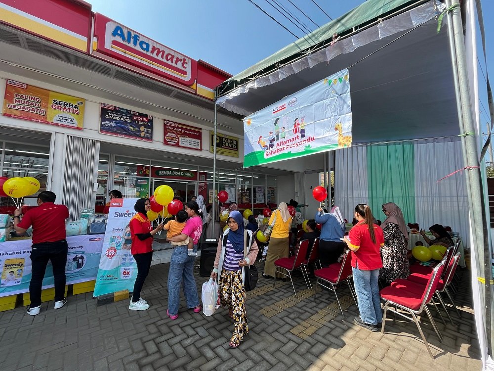 Edukasi Tumbuh Kembang Anak dari Alfamart dan Sweety di Posyandu