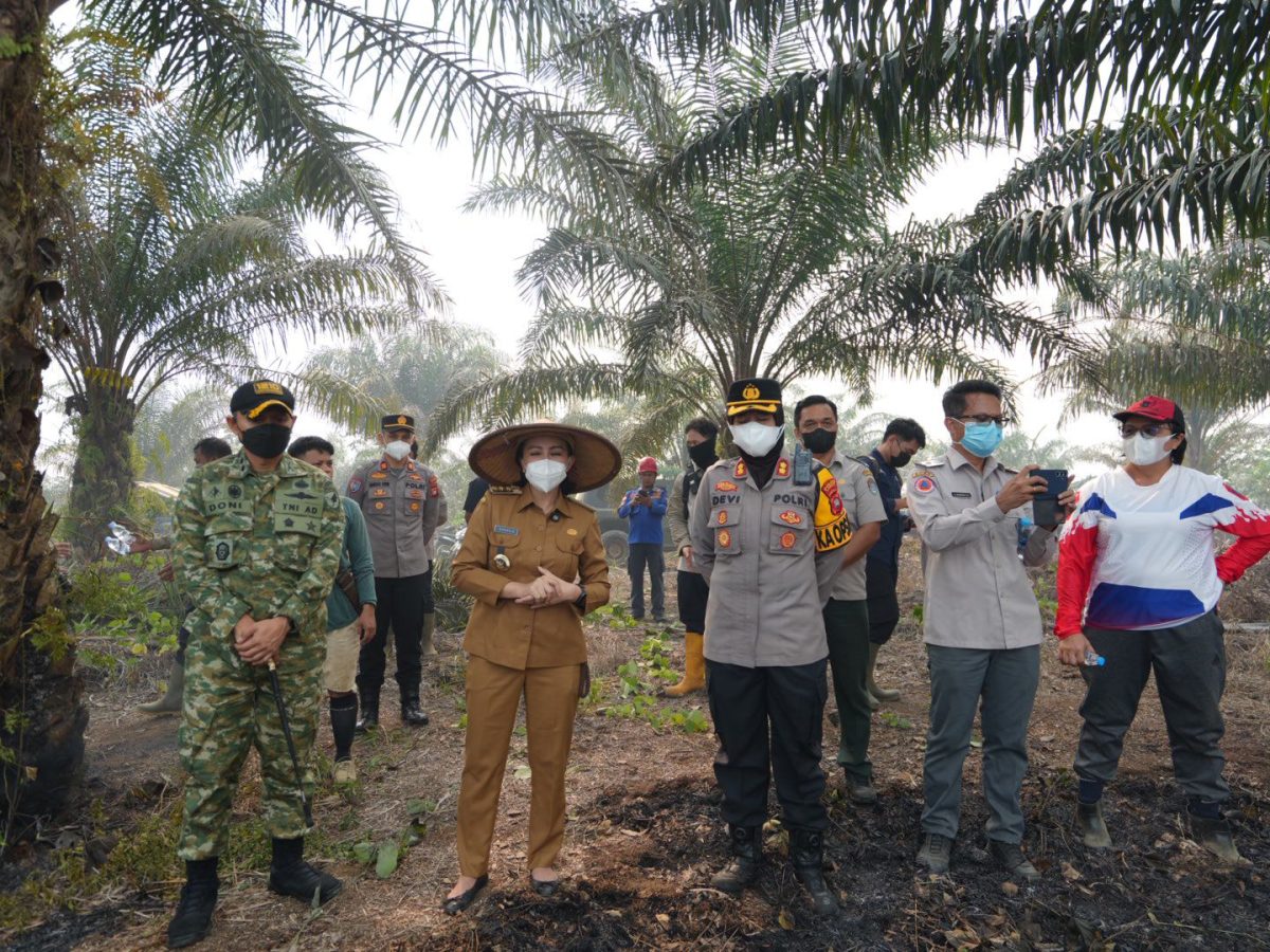 Kabut Asap Karhutla Landa Landak, Bupati Karolin Bagikan Masker dan Pimpin Penanganan di Lokasi Titik Api