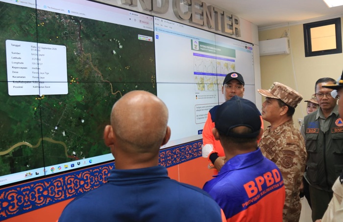 Gubernur Kalbar Ria Norsan Pantau Titik Panas Karhutla di Command Center BPBD, Tegaskan Penanganan Harus Satu Komando