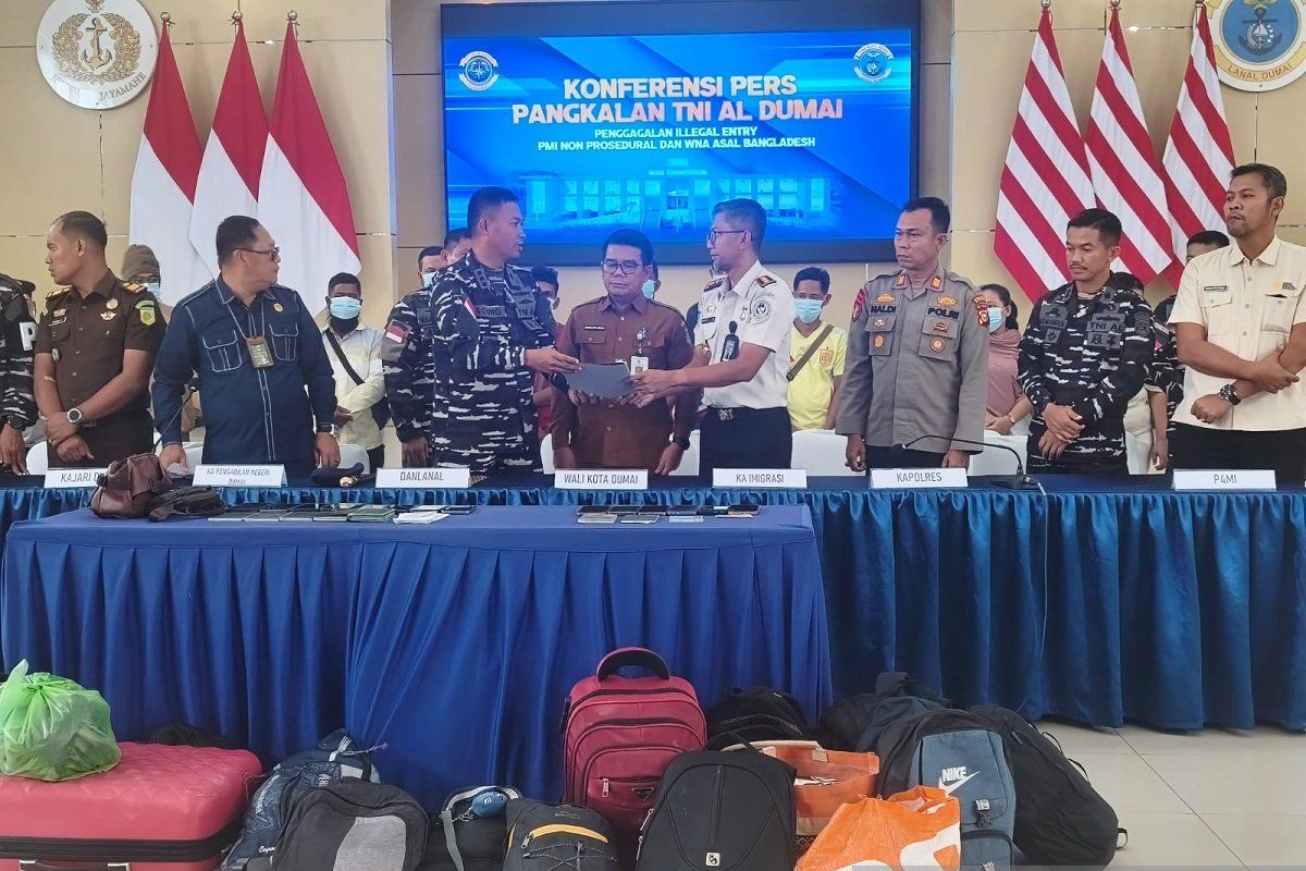 TNI AL Gagalkan Penyelundupan 16 Orang di Perairan Dumai, 8 WN Bangladesh dan 8 PMI Diamankan