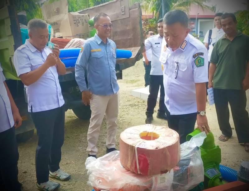 Pemkab Konawe Bagikan 43 Unit Pompa Air ke Kelompok Tani di Tongauna untuk Lawan Kekeringan