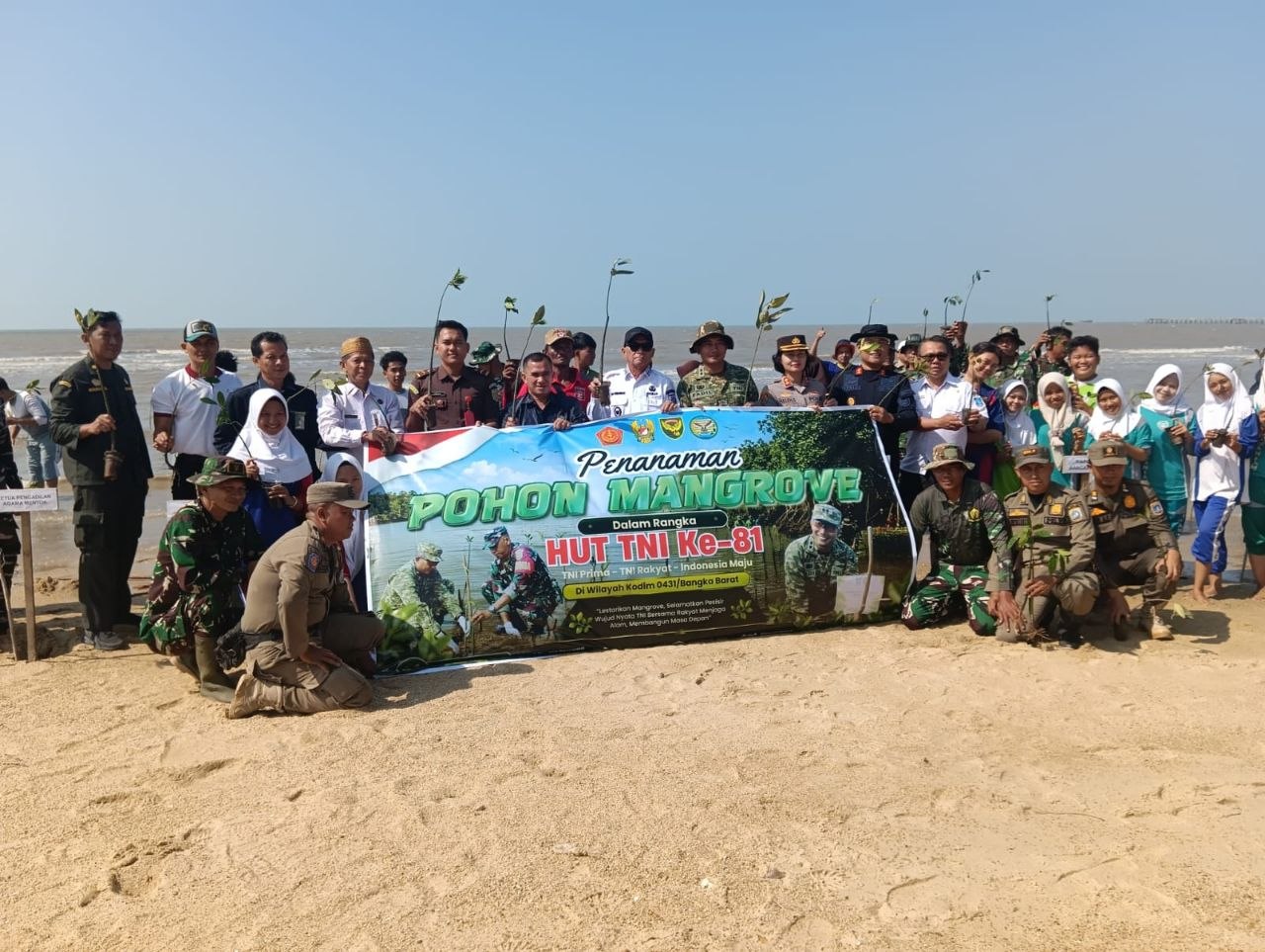 HUT TNI ke-81, Kodim Bangka Barat Ajak Pelajar dan Warga Tanam Mangrove di Teluk Rubiah Mentok