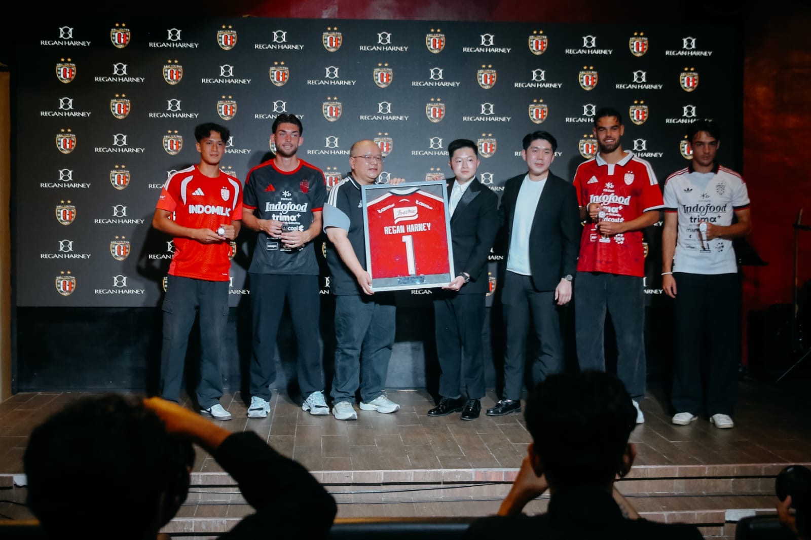 Regan Harney dan Bali United Rilis Edisi Tridatu dengan Ukiran Barong