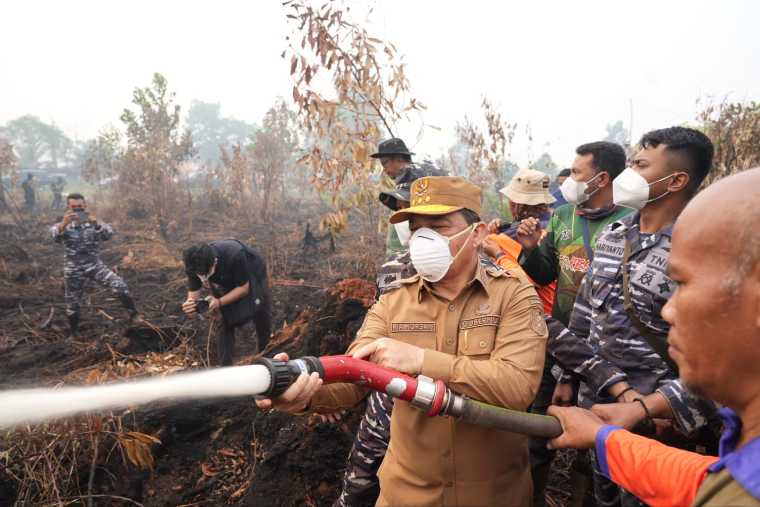 Ria Norsan Tinjau Karhutla di Kubu Raya: 2 Tersangka Pembakar Lahan Dibekuk, Masker dan Air Bersih Disalurkan