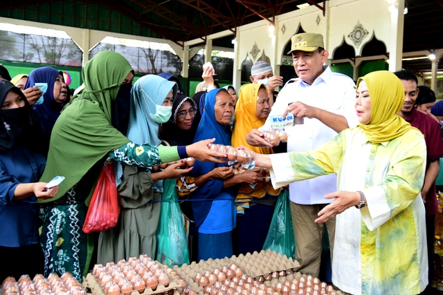 Saat Darurat Kekeringan, Gusnar-Idah Gelar Pasar Murah hingga Bantuan Air Bersih