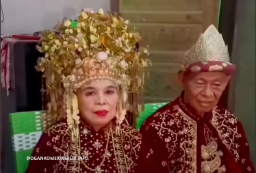 Pengantin Lansia di OKI Menikah dengan Mahar Emas 20,1 Gram, Uang Rp10 Juta dan Sawah, Tetangga yang Dijodohkan