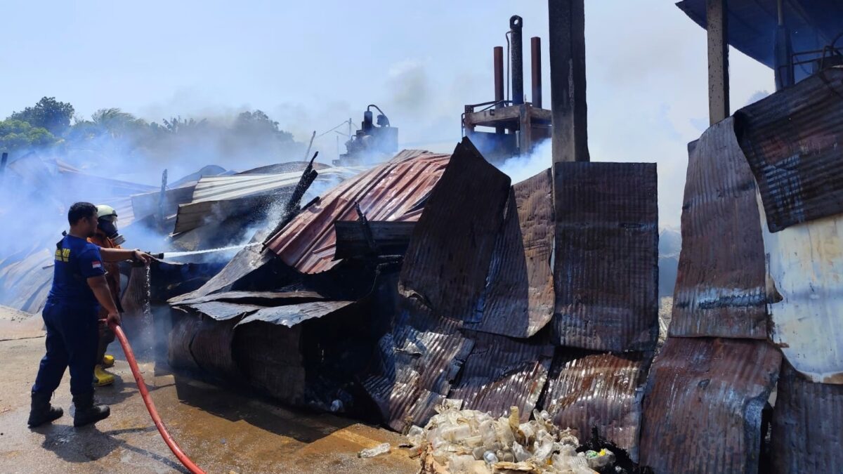 Gudang Rongsokan Dekat Pelabuhan Tanjung Unggat Terbakar, Api Sempat Ancam Rumah Warga