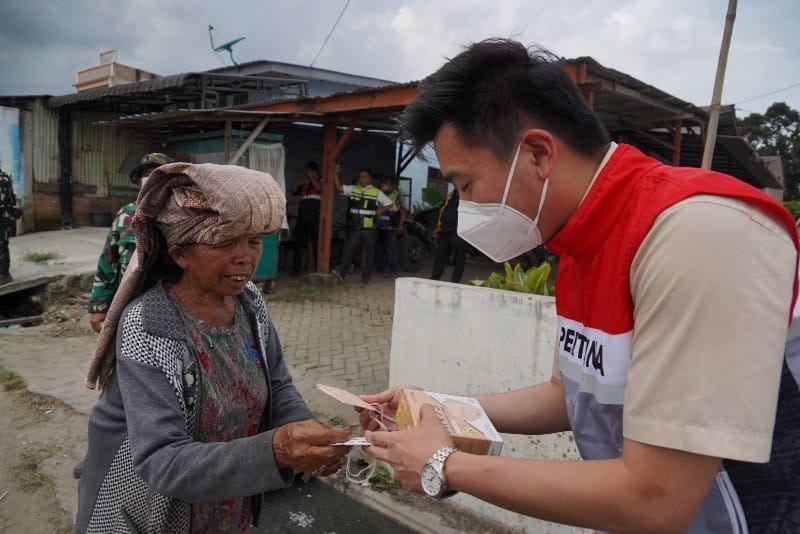 Pertamina Salurkan 5.695 Masker untuk Warga Terdampak Erupsi Sinabung