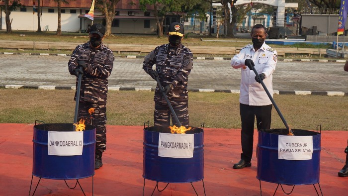 Panglima Koarmada RI Pimpin Pemusnahan 1,49 Juta Rokok Ilegal di Merauke, Denda Rp 3,35 Miliar Disetor ke Kas Negara