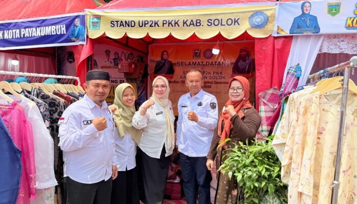 Kadis Kominfo Kabupaten Solok Tinjau Stand UP2K di Jambore PKK Sumbar 2026, Dorong Produk Lokal Tembus Pasar Lebih Luas