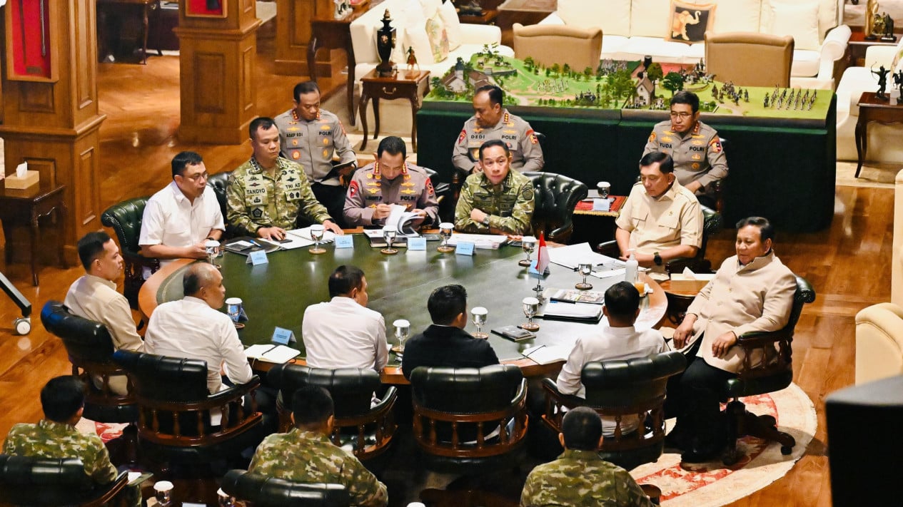 Presiden Terima Laporan Panglima TNI dan Kapolri: Bahas Karhutla Hingga Stabilitas Nasional