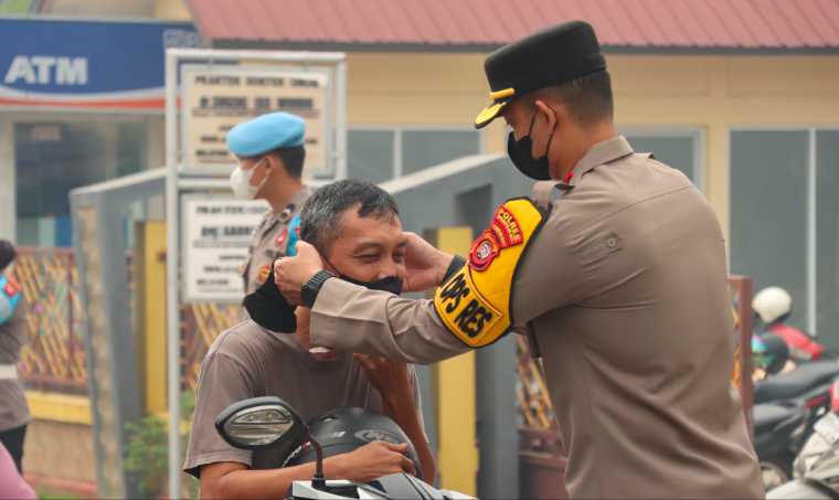 Polres Mempawah Bagikan Masker ke Warga Terdampak Kabut Asap Karhutla, Wakapolres Turun Langsung ke Jalan