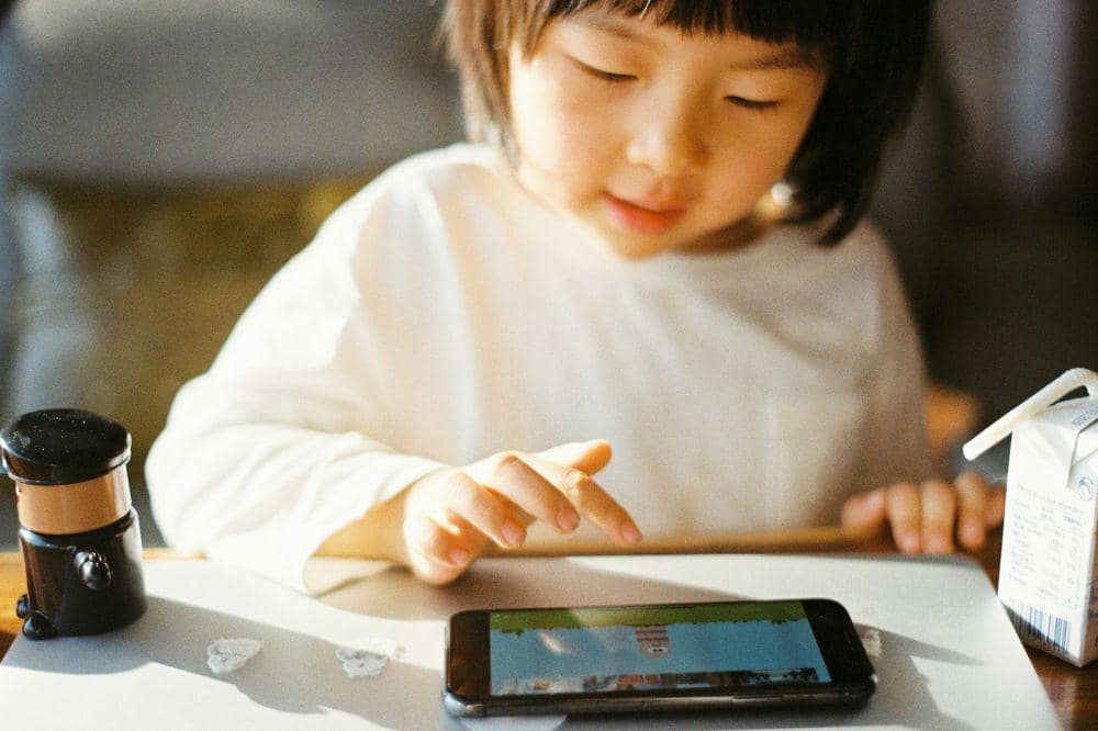 Parenting Anak Gen Alpha: Cara Belajar Bahasa Internet Anak Tanpa Kalah Wibawa
