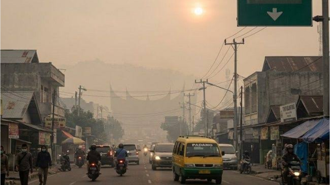 Kabut Asap Kian Menebal di Sumatera Barat, Gubernur Perintahkan BPBD Segera Ukur Kualitas Udara
