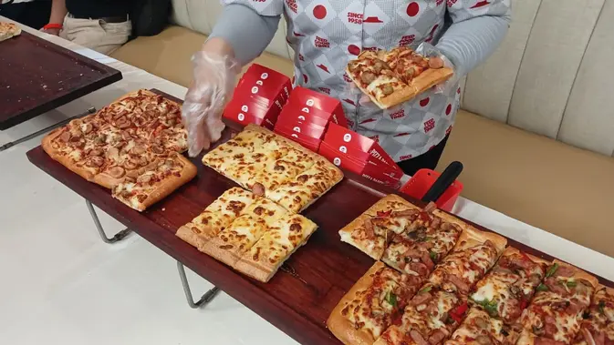 Berpizza & Berpesta: Pizza Hut Gandeng Diskoria untuk Makan-Makan Sambil Karaoke