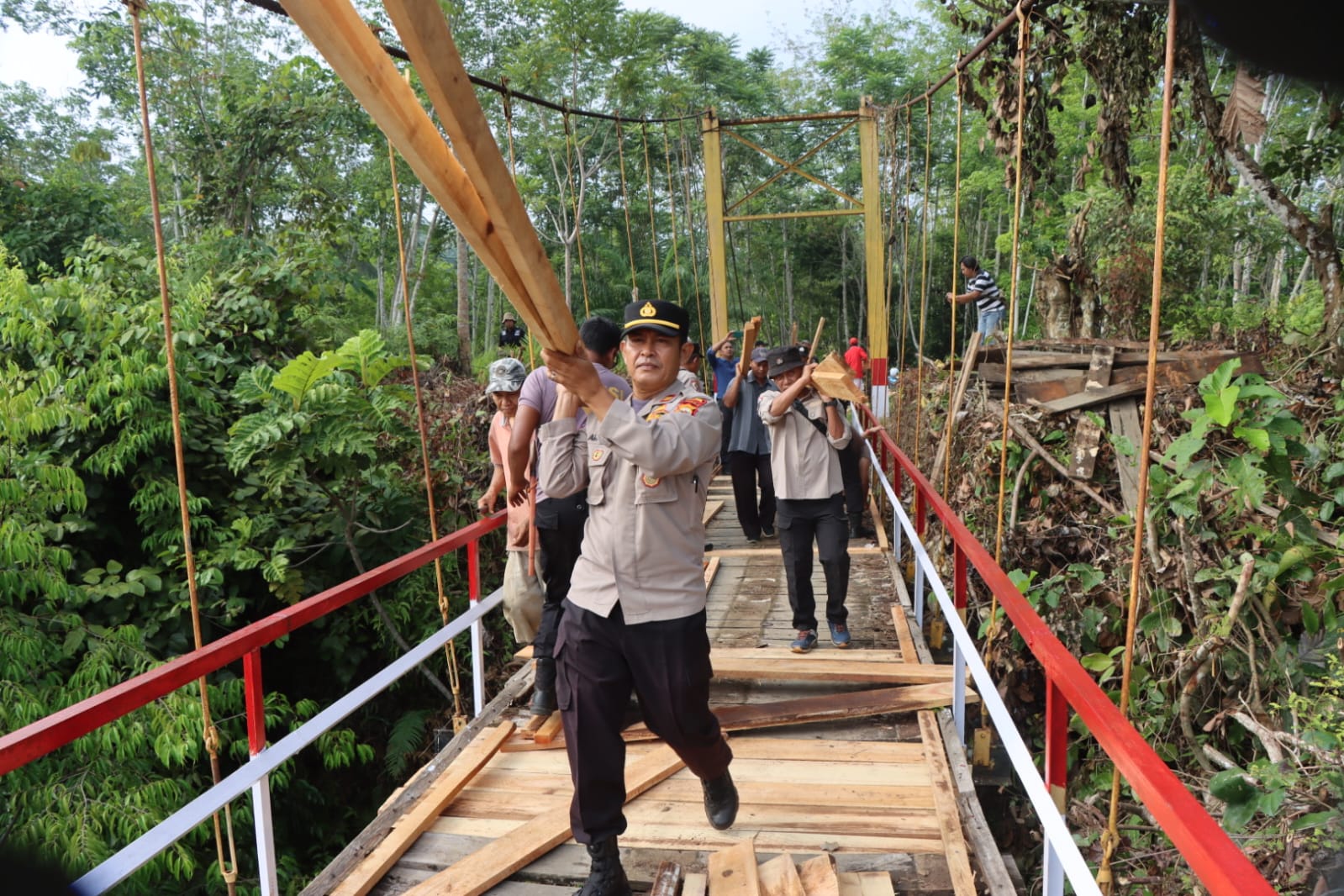 Jembatan Gantung Desa Kalbang yang Kapok dan Berlubang Diperbaiki Polres Bengkulu Utara Bersama Warga Desa